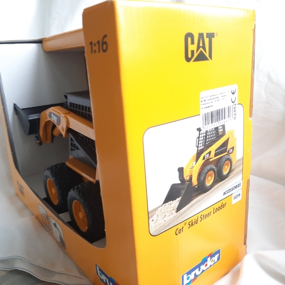 Bruder 1:16 SKID STEER LOADER Caterpillar CAT Sandbox SCOOP Vehicle - Picture 4 of 5